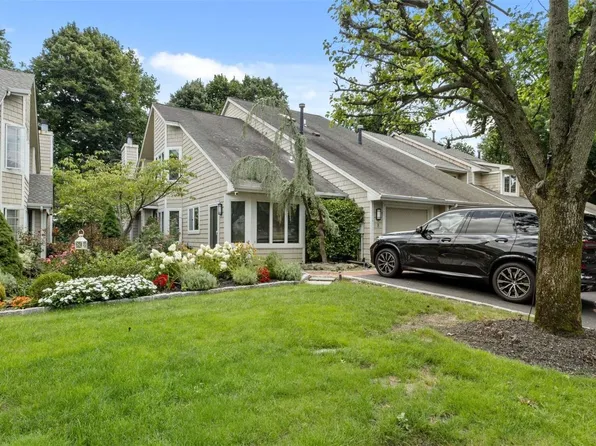 8 Oakmont Lane #8, Bay Shore, NY 11706