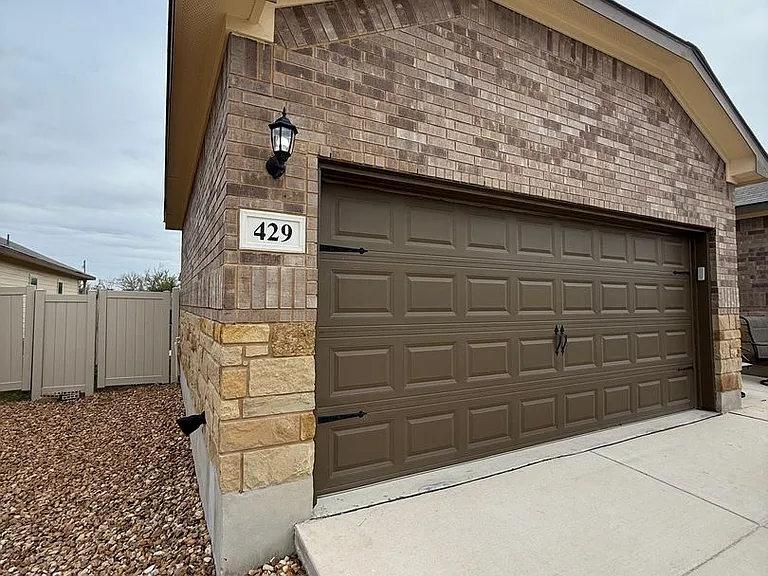 429 Emma Dr — Photo 2