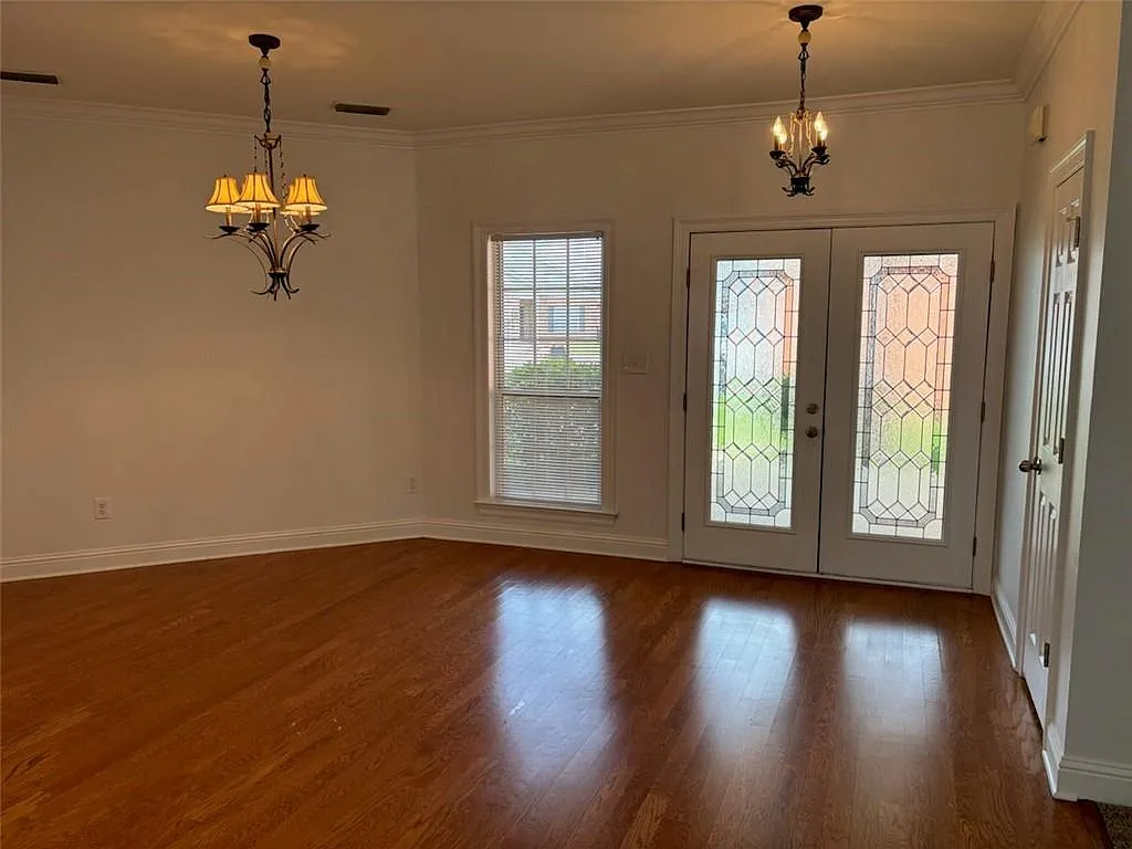 3 bed, 2.0 bath, 1803 sqft, $2,095 — Photo 2
