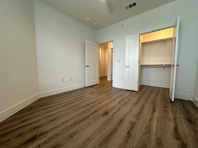 E Riverside Dr — Photo 8