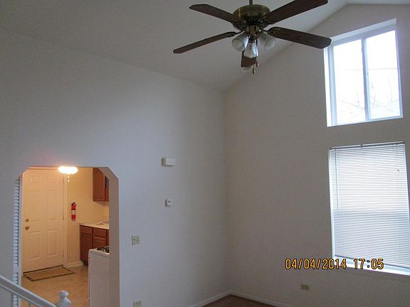 Living room - vaulted ceiling with fan