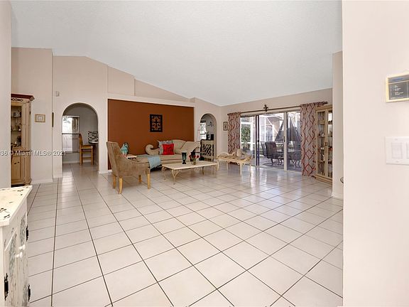 5th image of 421 NW 190th Ave