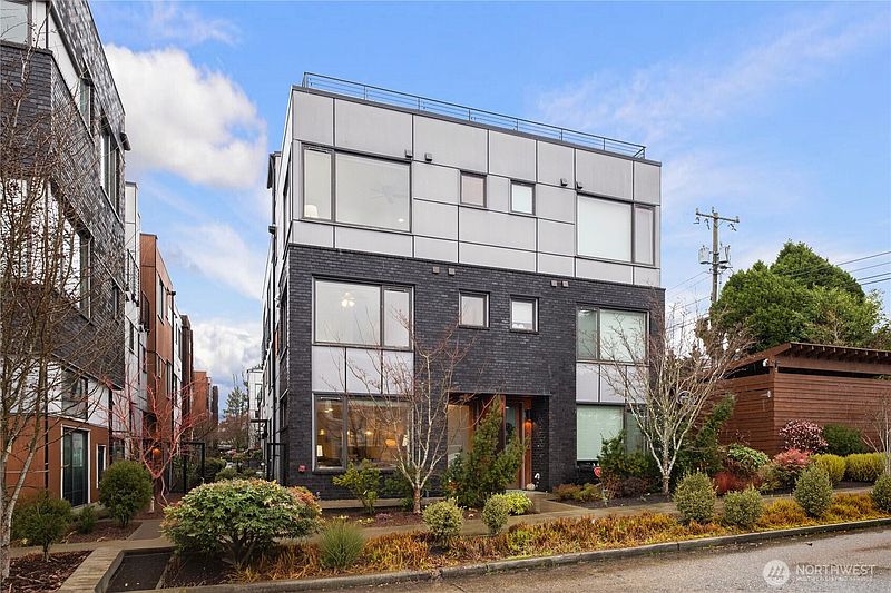 2nd image of 4272 SW Bradford Street