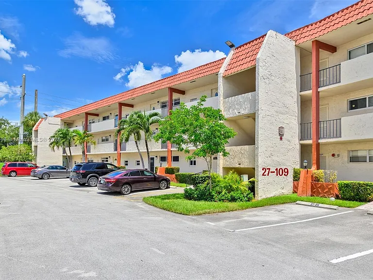 681 S Hollybrook Dr #109 — Photo 24