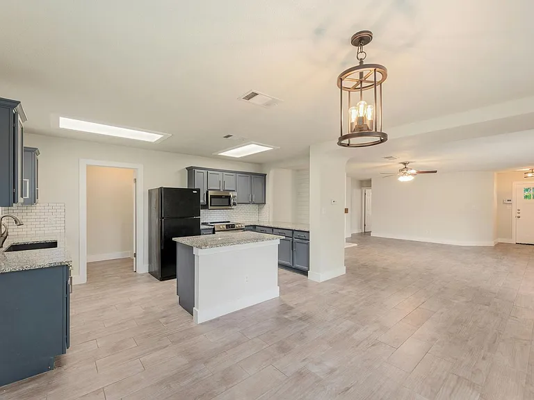 705 Catumet Dr — Photo 4