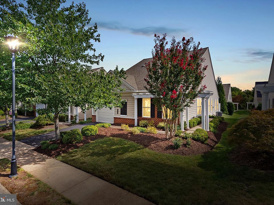 1st image of 44444 Oakmont Manor Sq