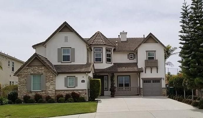 Lovely curb appeal! Recently painted