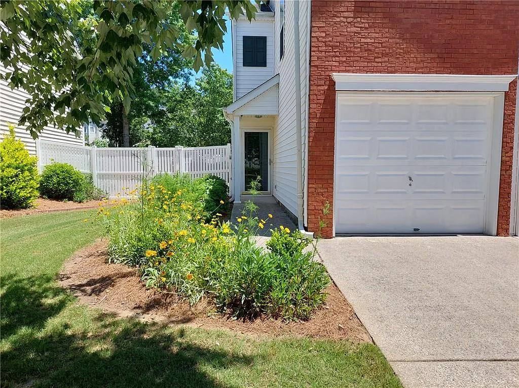 3 bed, 2.5 bath, 1328 sqft, $2,400 — Photo 3