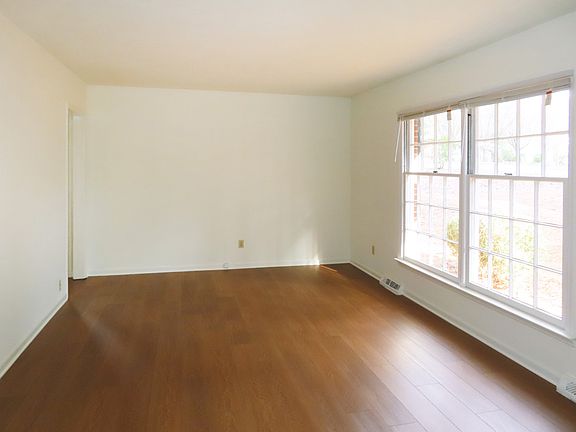 4th image of 200 Bennington Dr