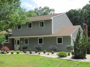 22 Arbach Ln, Manalapan, NJ 07726