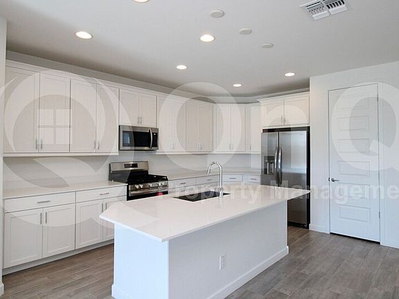 3rd image of 2951 E Frontiersman Ln