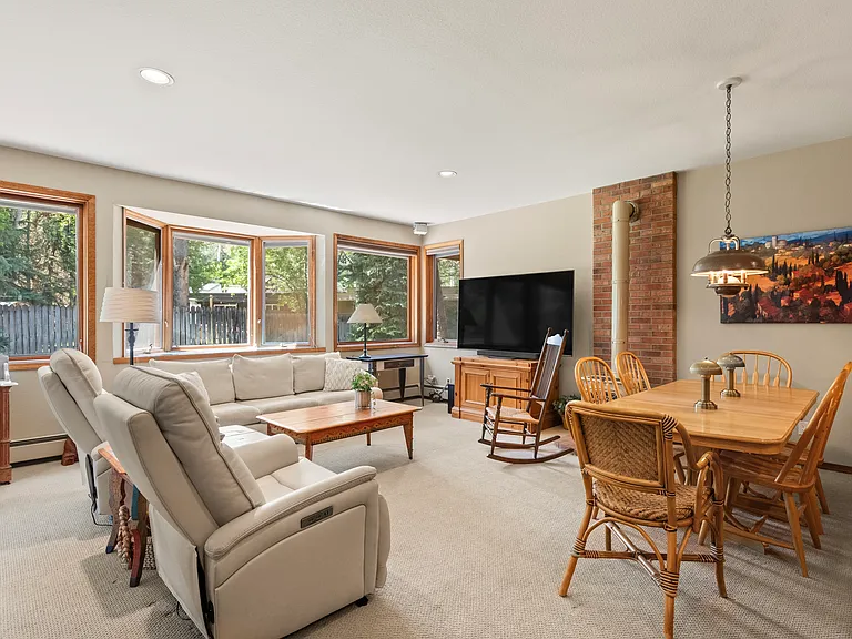 1375 Snowbunny Ln — Photo 4
