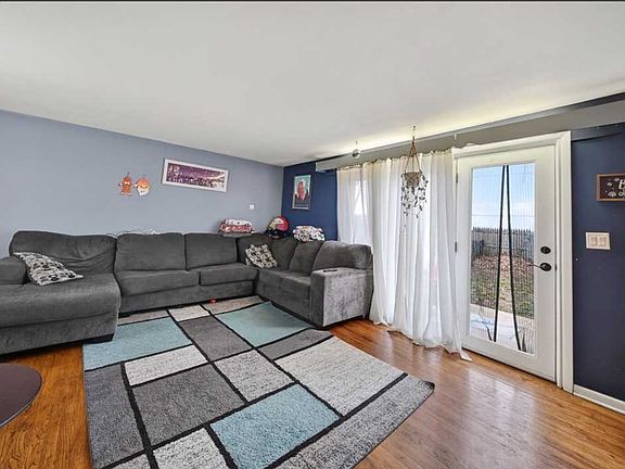 3rd image of 4312 Candlelight Ln