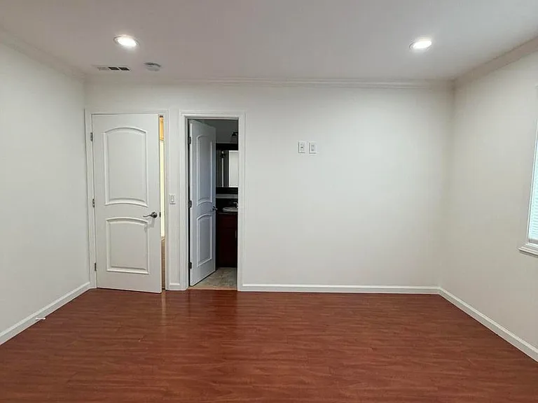 22206 Del Valle St — Photo 15