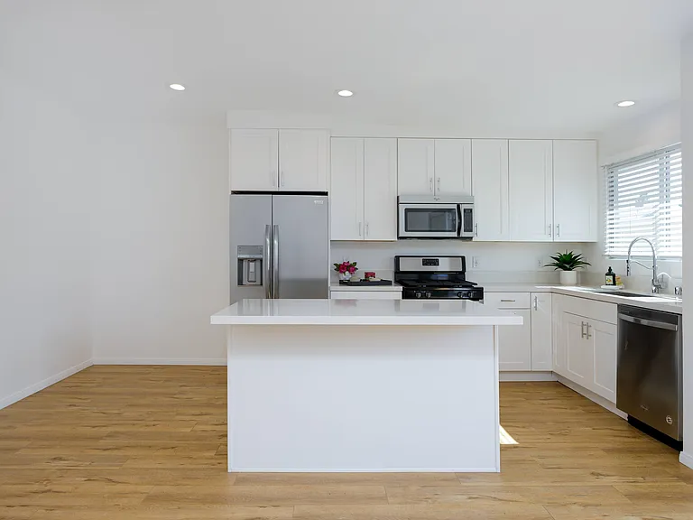 328 S Rexford Dr — Photo 10