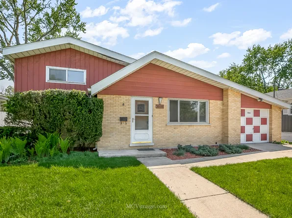 12 E Eureka Dr, Lemont, IL 60439