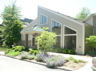 975 W Rue De La Banque APT A, Creve Coeur, MO 63141