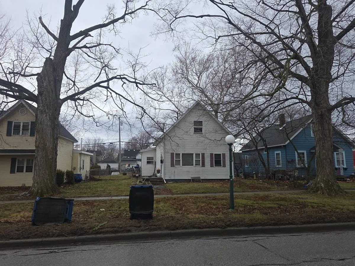 1211 N Michigan St photo 1