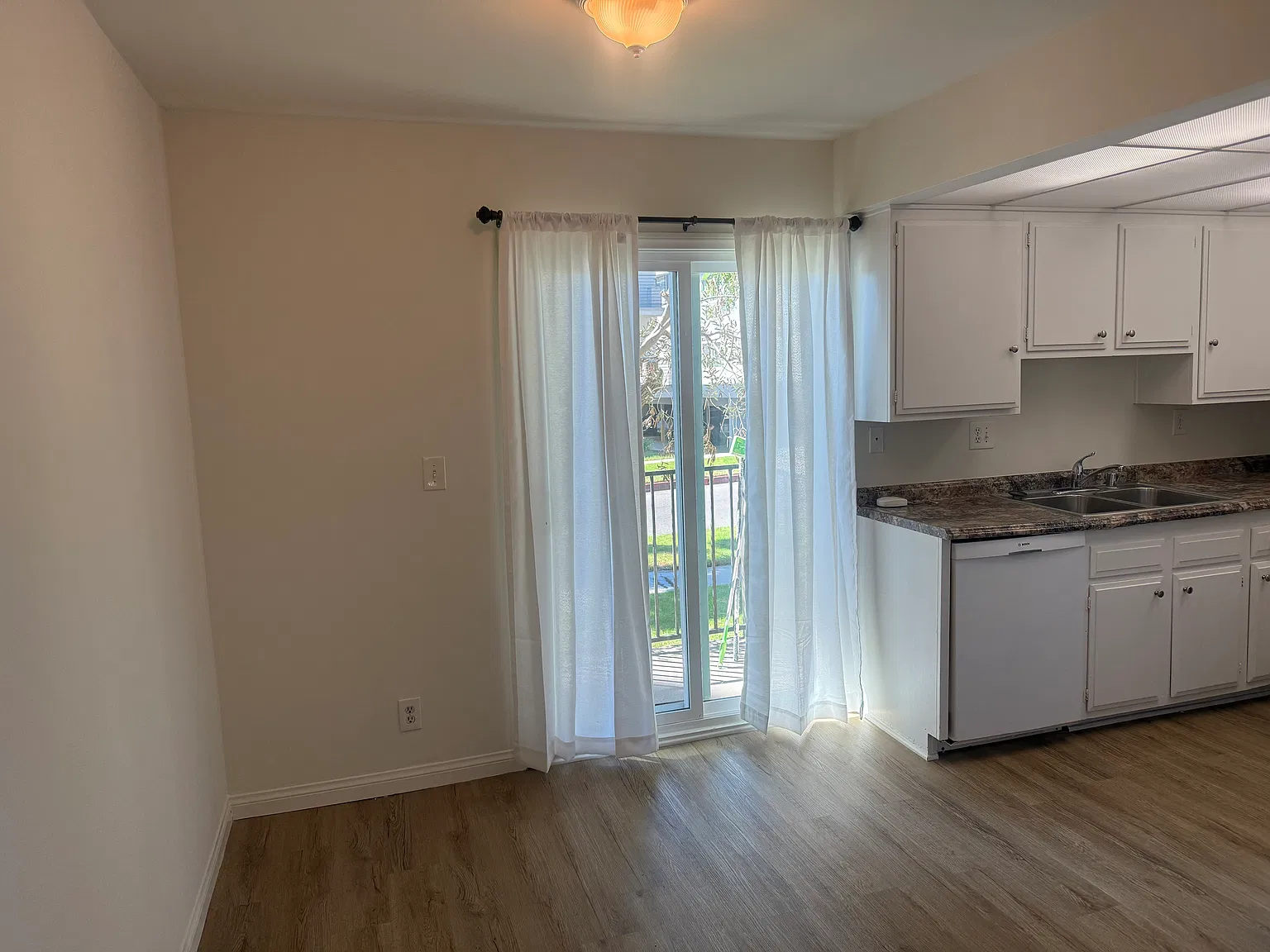 2 bed, 900 sqft, $2,950 — Photo 2