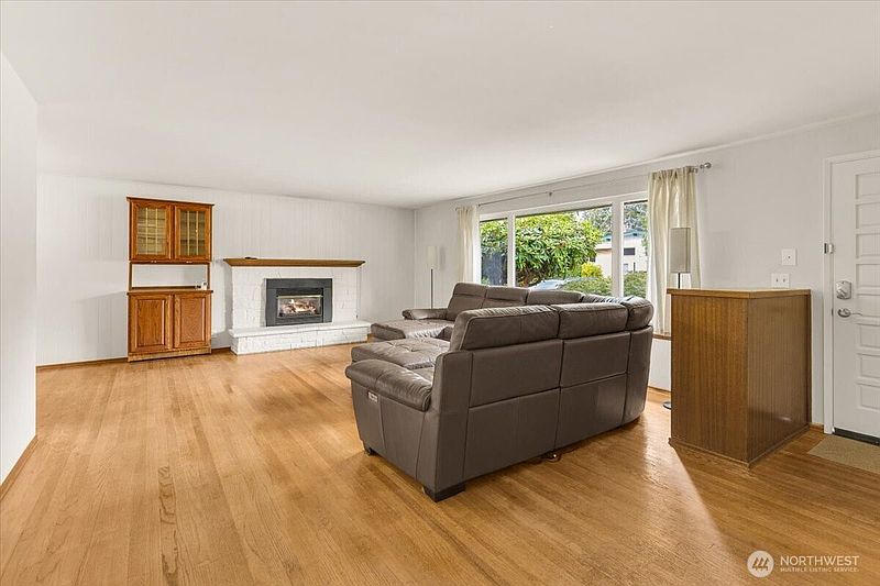 4th image of 8602 Maple Lane