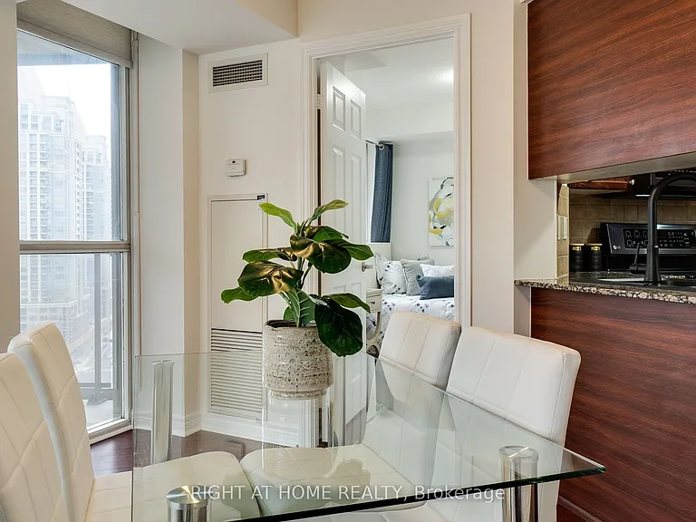 310 Burnhamthorpe Rd W #1713 — Photo 18