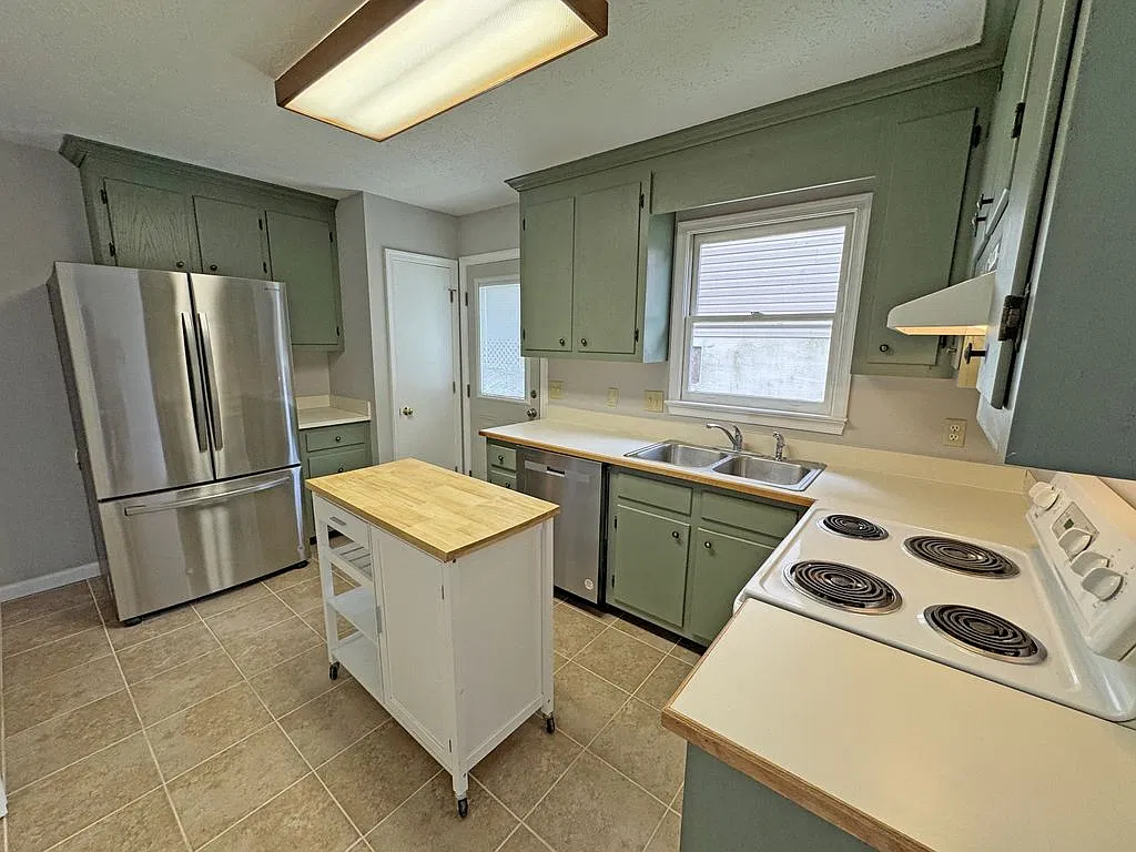 3 bed, 1027 sqft, $1,695 — Photo 4
