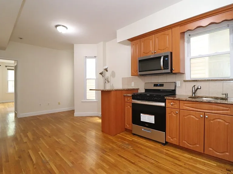 34 Court House Pl #2L — Photo 1