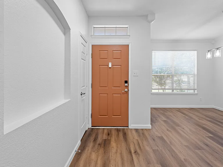 1052 Harriman Dr — Photo 3