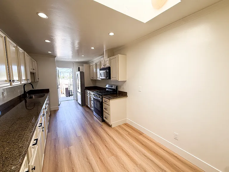 1643 Laurel St — Photo 4