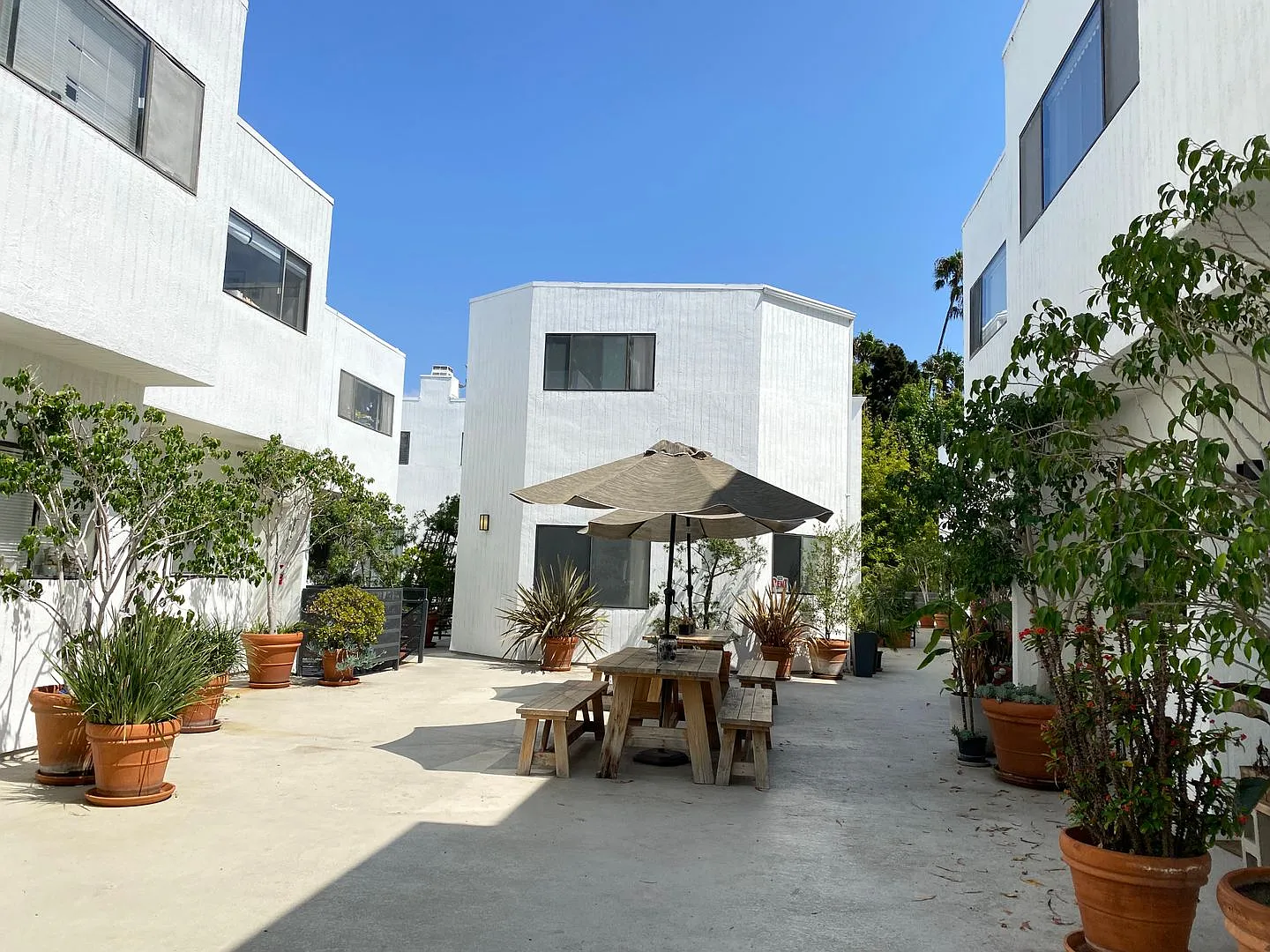 2500 Abbot Kinney Blvd — Photo 1