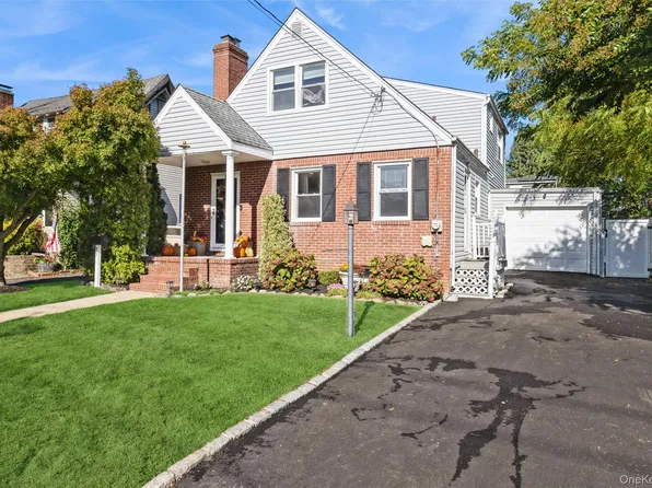 35 Annette Avenue, Merrick, NY 11566