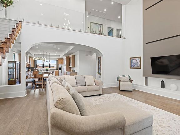 4th image of 2417 Haring Rd