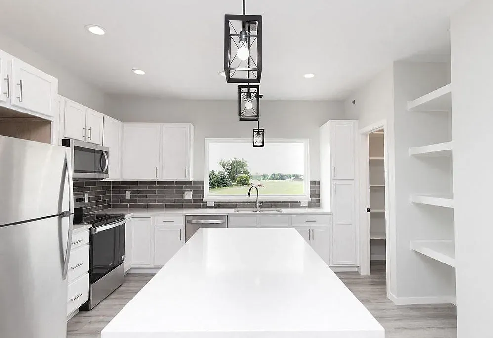 3 bed, 3.5 bath, 2470 sqft, $2,799 — Photo 3
