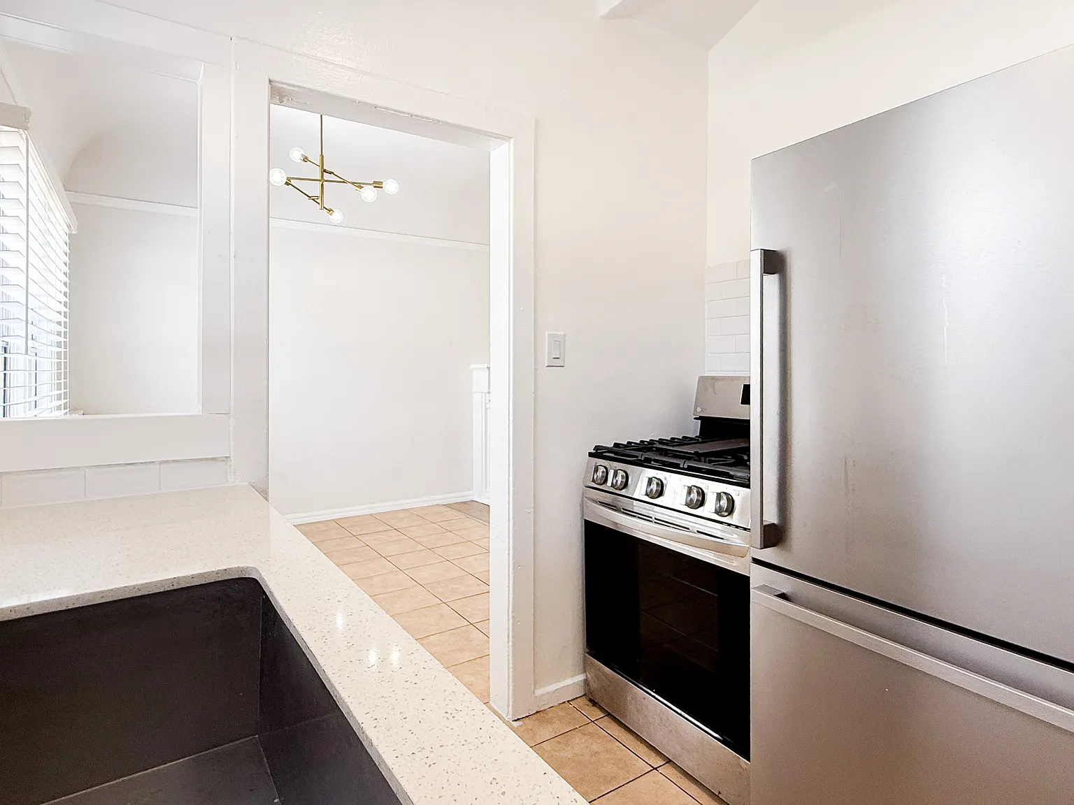 Updated 1 Bed/1 Bath Deco Fireplace/ DW/AC/Washer/Dryer/Near Metro — Photo 3