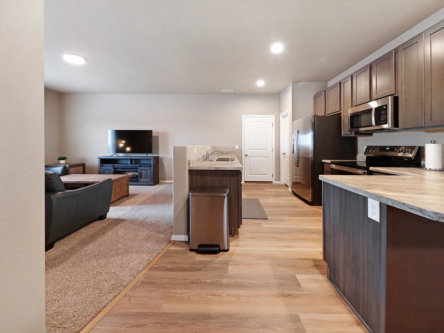 4 bed, 2.5 bath, 2011 sqft, $850 — Photo 3