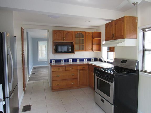 4th image of 140 S Oleander Ave