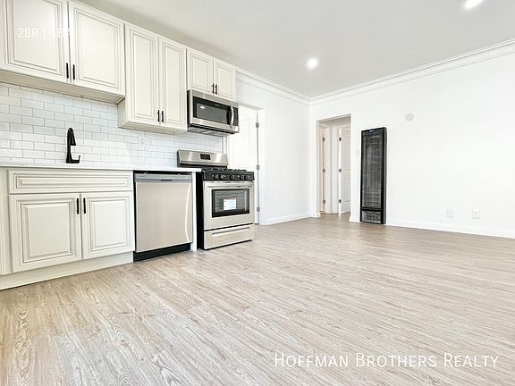 3rd image of 420 N Sierra Bonita Ave #1/2