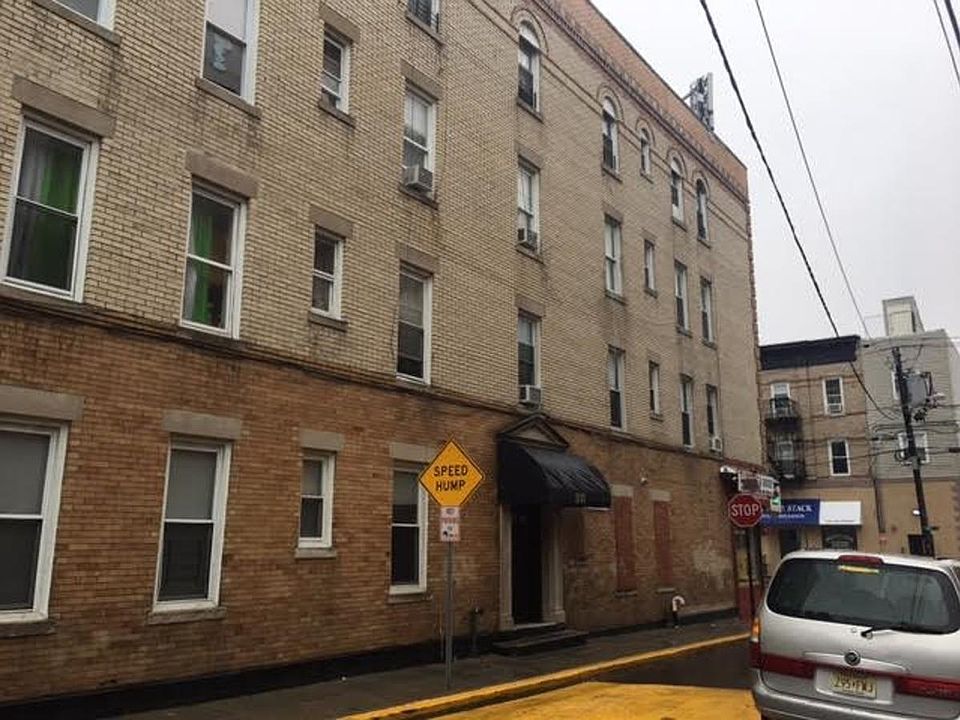 2nd image of 810 West St APT 4
