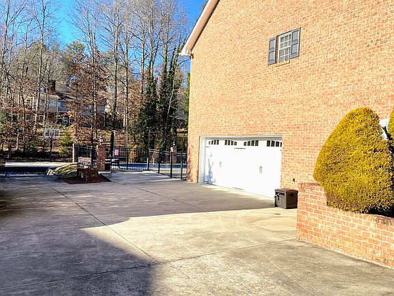 4th image of 1009 Barrington Dr NE