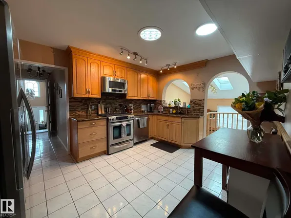 2812 35th St NW, Edmonton, AB T6L 3Y4