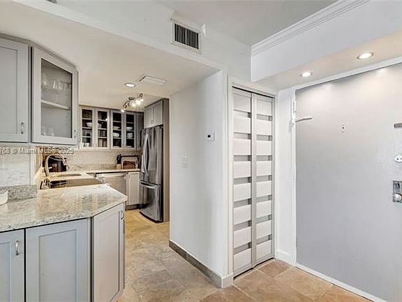 3rd image of 2401 Collins Ave #Cu-1411