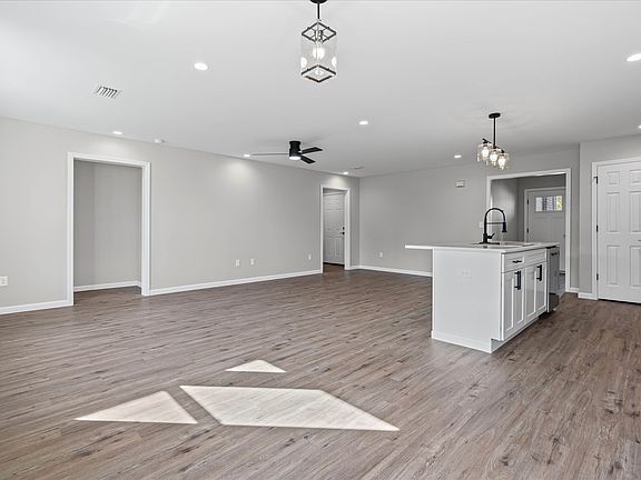 4th image of 27413 Yorkshire Dr