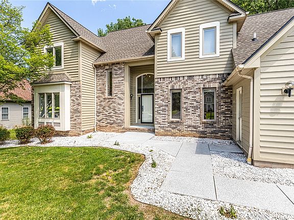 3rd image of 660 Treasure Cir