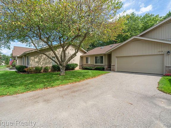 3rd image of 1925 Country Ln