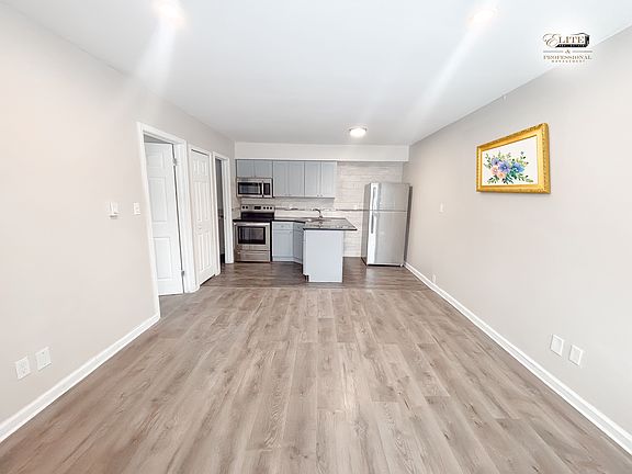 3rd image of 3807-15 Lippincott Blvd #10