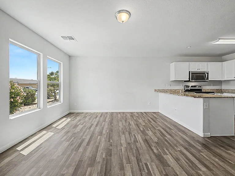 322 E Watson Pl — Photo 11