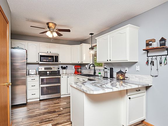 4th image of 325 NE Meadowlark Ln