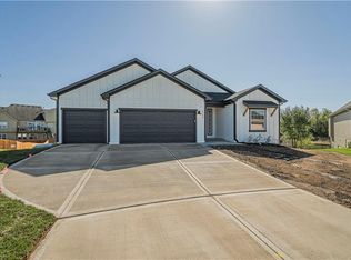 2133 Sycamore St, Leavenworth, KS 66048