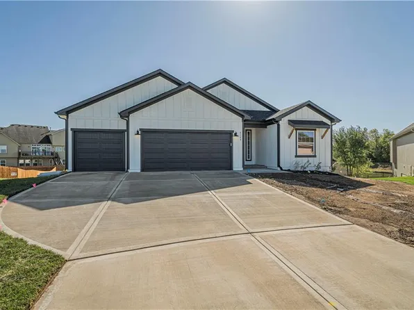 2133 Sycamore St, Leavenworth, KS 66048