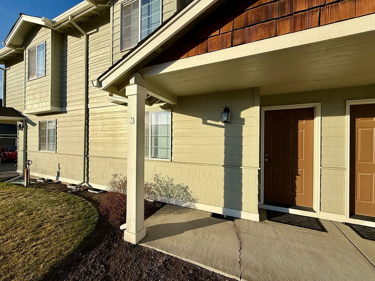 Building Photo - 2561 NW Cedar Ave #3